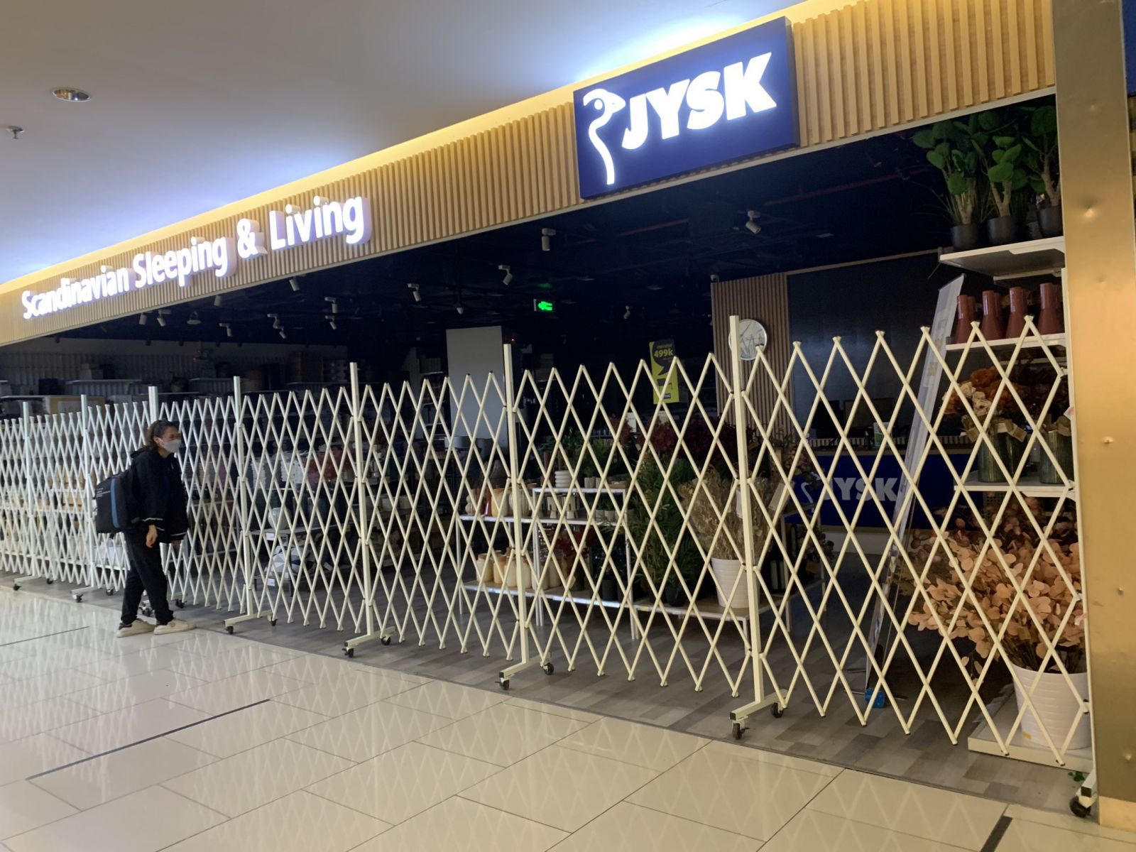 Cửa xếp cho siêu thị sân bay