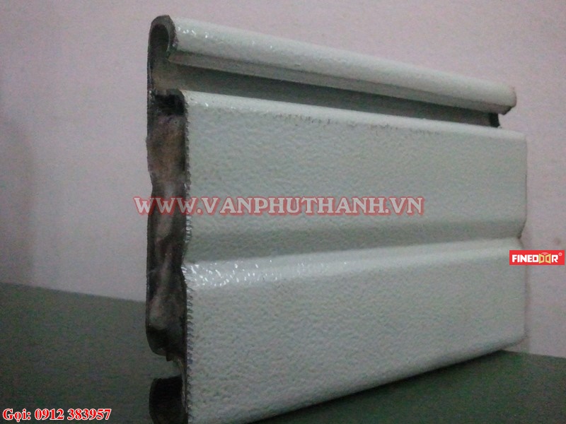 Cửa cuốn chống cháy 120 phút. Nan cửa hai lớp làm bằng tôn sơn tĩnh điện, bản nan rộng 75mm. Nan được sản xuất bằng tôn có độ dày 0,8mm. Ở giữa hai lớp tôn là lớp bông gốm chịu lửa nhồi chặt